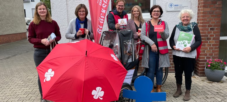 Am Aktionstag trafen sich (v.l.) Jana Kuhlmann (Kinderschutzbund), Bettina Flohr (Kinderschutzbund), Tobias Tegeder (Abtei-lung Gesundheit, Kreis Gütersloh), Sarah Schmidt (Kinderschutzbund), Silke Major (Abteilung Gesundheit, Kreis Gütersloh) und Renate Bethlehem (Leiterin faba-Naturprojekt) vor dem Haus des Deutschen Kinderschutzbundes in Gütersloh.