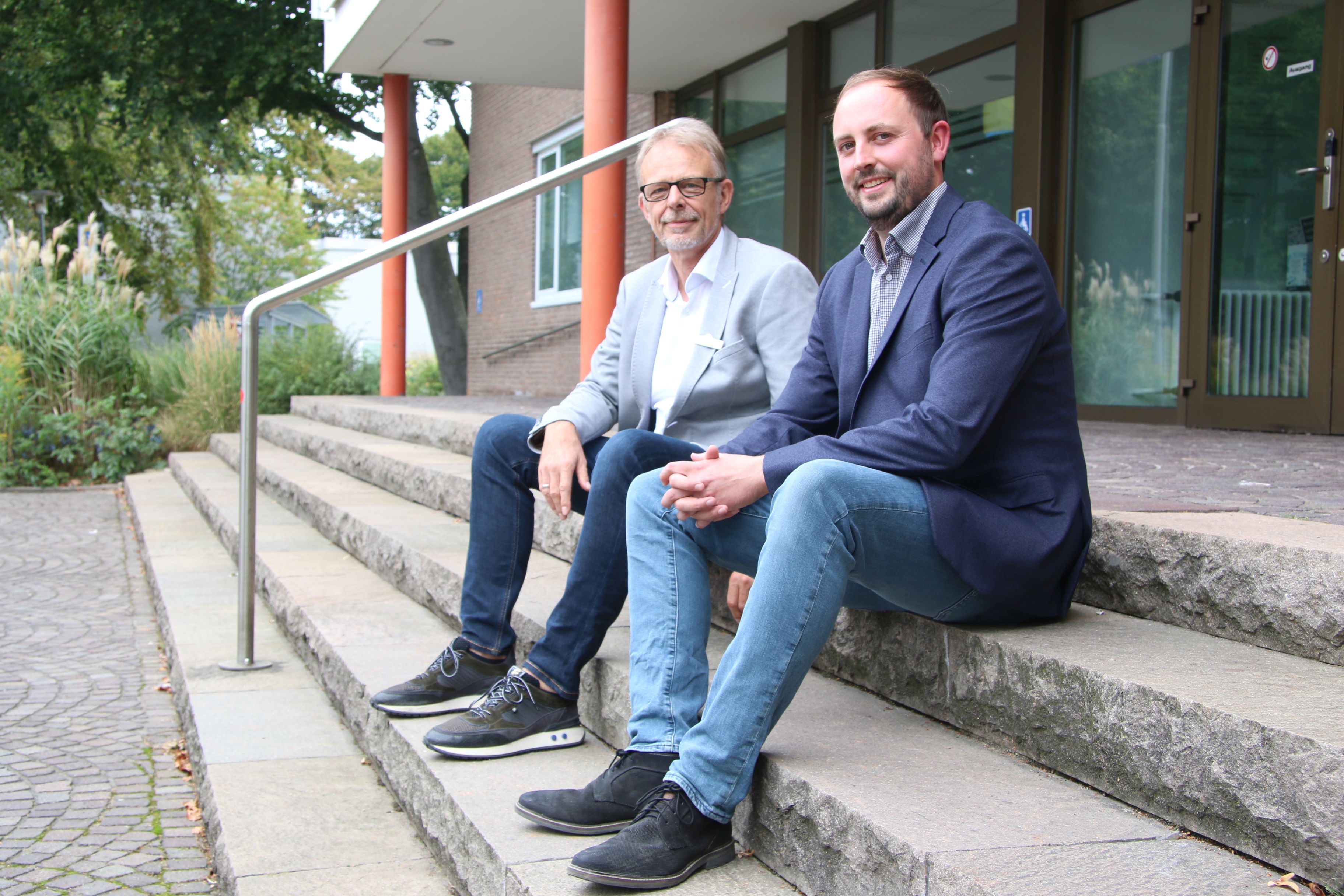 Jörn Lessmann und sein Dezernatsleiter Frank Scheffer vor dem Kreishaus in Wiedenbrück 