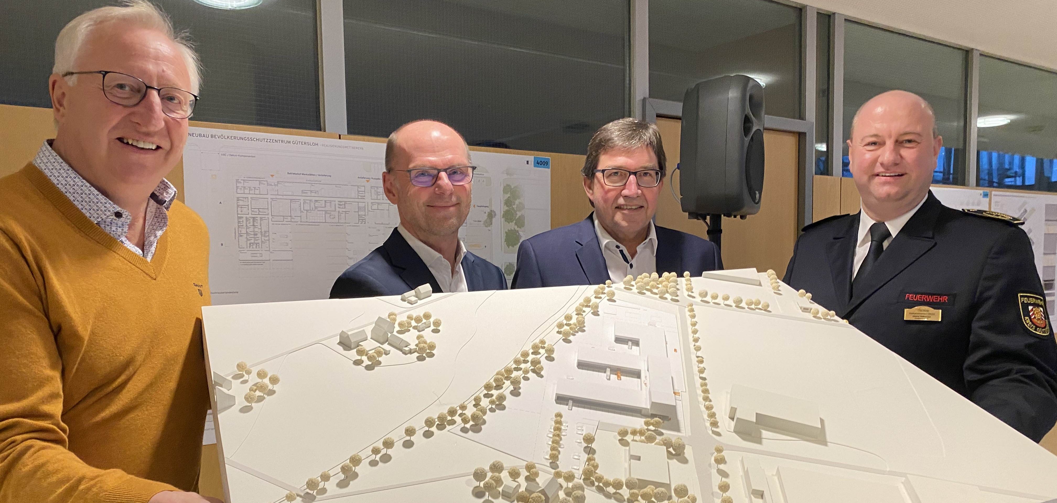 Präsentierten den Siegerentwurf des Büros Struhk Architekten Planungsgesellschaft (Braun-schweig) (v.l.): Helmut Kaltefleiter, Kreistagsmitglied und Mitglied im Preisgericht, Bernd Paliga-Könneke, geschäftsführender Gesellschafter Struhk Architekten, Ingo Kleinebekel, Dezernent Personal, Finanzen und Zentrale Dienste, und Kreisbrandmeister Dietmar Holtkemper. Präsentierten den Siegerentwurf des Büros Struhk Architekten Planungsgesellschaft (Braun-schweig) (v.l.): Helmut Kaltefleiter, Kreistagsmitglied und Mitglied im Preisgericht, Bernd Paliga-Könneke, geschäftsführender Gesellschafter Struhk Architekten, Ingo Kleinebekel, Dezernent Personal, Finanzen und Zentrale Dienste, und Kreisbrandmeister Dietmar Holtkemper.