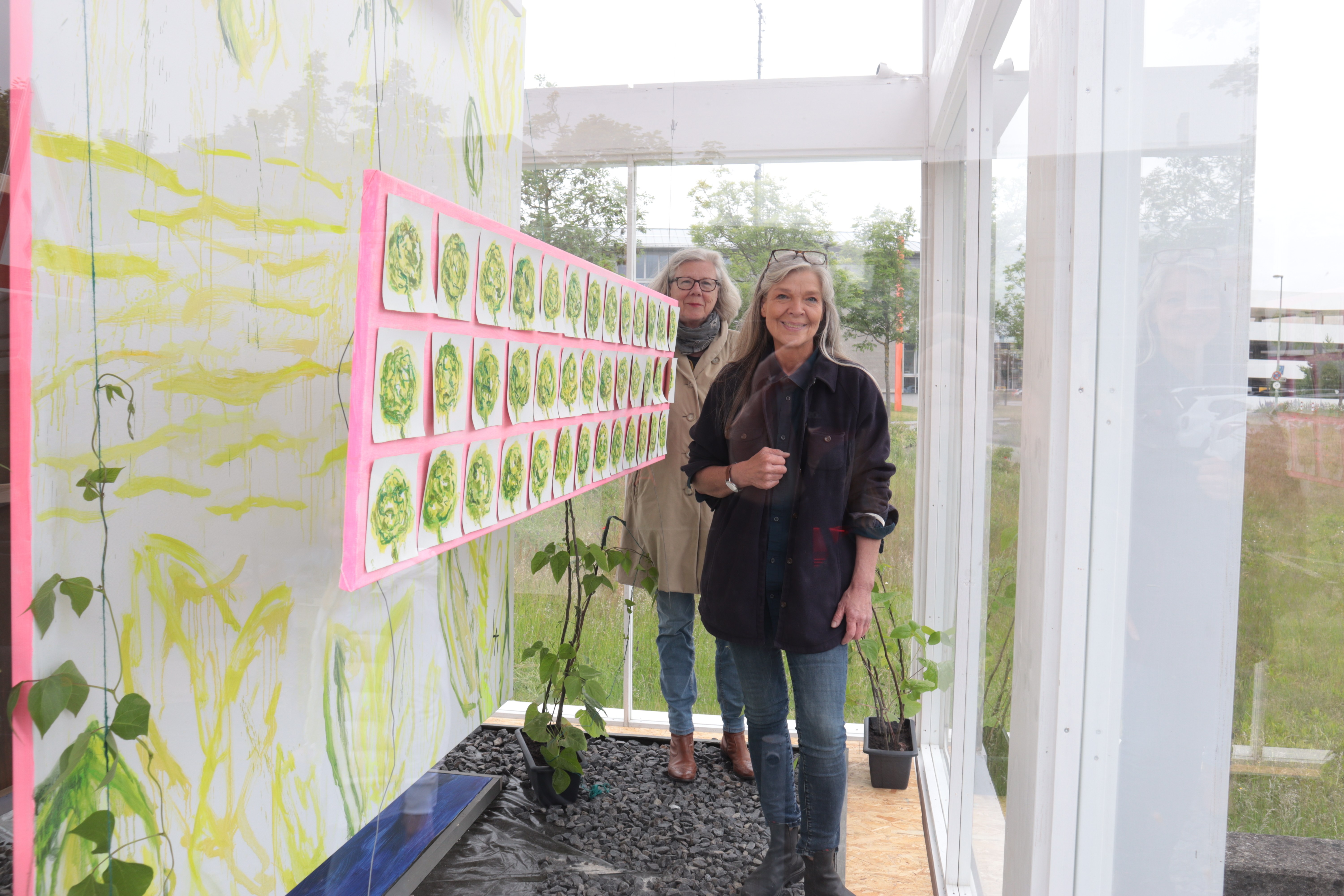 Silvana Kreyer (l.), Vorstandsmitglied im Kunstverein für den Kreis Gütersloh, und die Künstlerin Gabriela Brass im Pavillon, den die Gütersloher Künstlerin im Juni bespielt. Silvana Kreyer (l.), Vorstandsmitglied im Kunstverein für den Kreis Gütersloh, und die Künstlerin Gabriela Brass im Pavillon, den die Gütersloher Künstlerin im Juni bespielt.