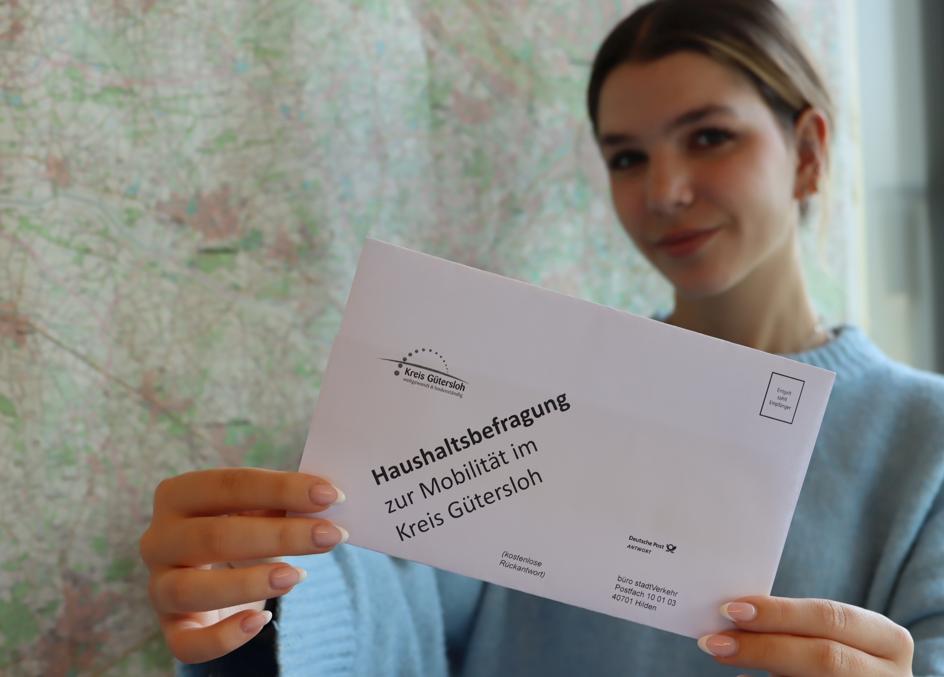 Bürgerbefragung zur Mobilität: So ein Briefumschlag flattert ab dem 6. September bei 21.000 Haushalten im Kreis Gütersloh in den Postkasten. Praktikantin Elin Calmus präsentiert den Brief. Die Umfrage ist anonym. Das Rückporto übernimmt der Kreis. Foto: Kreis Gütersloh Bürgerbefragung zur Mobilität: So ein Briefumschlag flattert ab dem 6. September bei 21.000 Haushalten im Kreis Gütersloh in den Postkasten. Praktikantin Elin Calmus präsentiert den Brief. Die Umfrage ist anonym. Das Rückporto übernimmt der Kreis. Foto: Kreis Gütersloh