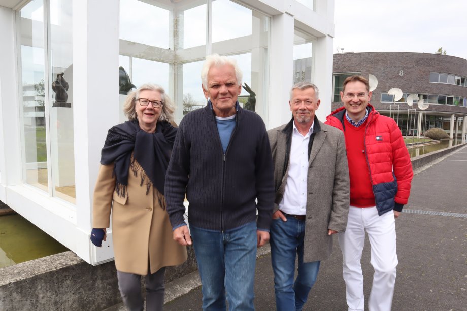 Die Mai-Ausstellung im Pavillon vor dem Kreishaus Gütersloh: (v.l.) Dr. Silvana Kreyer (Kunstverein Kreis Gütersloh), Künstler Bernd Bergkemper aus Langenberg, Jan Focken und Frank Rosczyk (beide Referat Presse, Kultur und Archiv des Kreises Gütersloh).