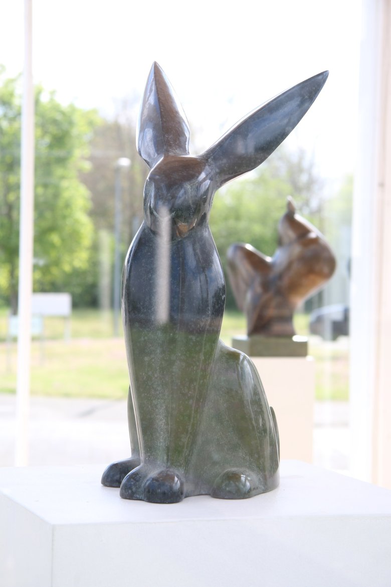 Tierskulptur: Der Hase aus schwarzem Diabas ist eine der Skulpturen von Bernd Bergkemper, die in der Mai-Ausstellung im Pavillon vor dem Kreishaus zu sehen sind. 