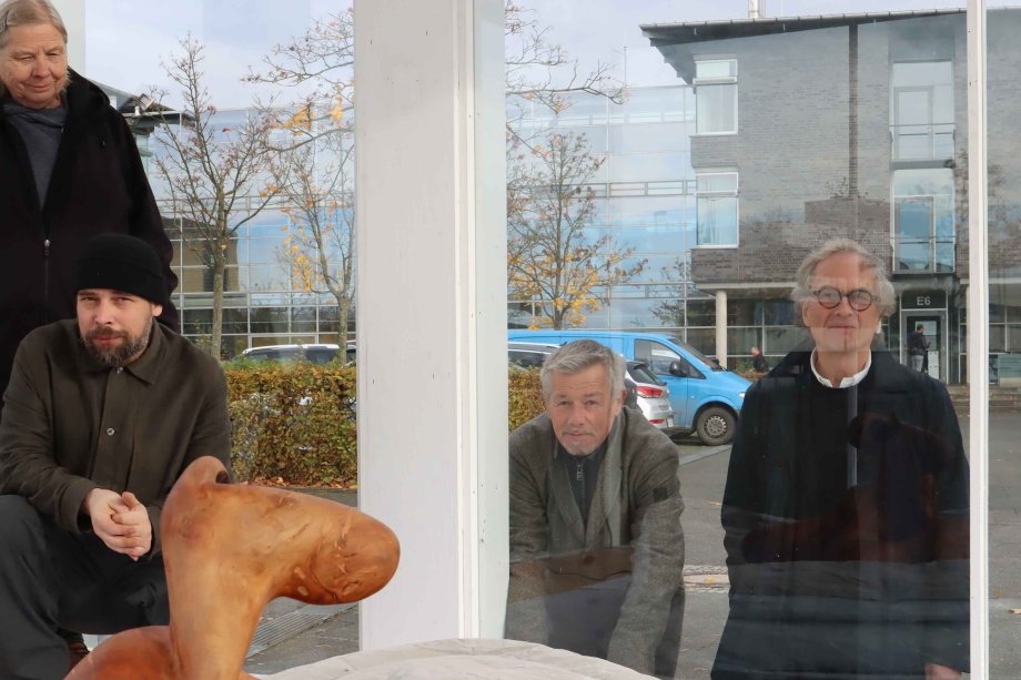 Im Kunstpavillon und jenseits der Scheibe: Rose Lichtenberger (l.) und ihr Sohn Grischa präsentieren gemeinsam im Pavillon vor dem Kreishaus Gütersloh eine Installation. Im Hintergrund Friedrich Wilhelm Schröder, Vorsitzender des Kunstvereins für den Kreis Gütersloh (r.) und Jan Focken (2.v.r.), Leiter Referats Presse, Kultur und Archiv Kreis Gütersloh. 