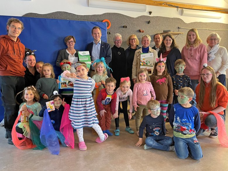 Der Evangelische Kindergarten in Bockhorst hat erneut das Siegel als ‚Haus der kleinen Forscher‘ erhalten. Überreicht wurde die Plakette von Bürgermeister Michael Meyer-Hermann. 