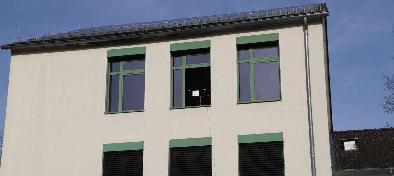 Ein möglicher Standort für die neue 5G-Antenne ist das Dach des Gebäudes C an der Wilhelm-Wolf-Straße. Für die Tests wurde der Sender zunächst an ein offenes Fenster gestellt. Das mobile 5G-Campusnetz, das im Messbulli des Fraunhofer-Instituts Lemgo platziert ist, ist über ein Kabel mit der Antenne verbunden. (Foto: OWL GmbH)