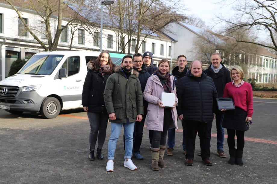 Freuen sich auf praxisnahe Anwendungsfälle für den Unterricht (v.l.): Caroline Wilke (OWL GmbH), Georges Jejjo (Kreis Gütersloh), Carsten Irmer (Carl-Miele-Berufskolleg), Timo Siekmann, Kornelia Schuba (beide Fraunhofer IOSB-INA), Nils Kroll (Wireless Consulting), Carsten Pieper (Fraunhofer IOSB-INA), Dr. Chris-toph Sondermann-Wölke (Carl-Miele-Berufskolleg) und Irina Schönfeld (Reinhard-Mohn-Berufskolleg). (Foto: OWL GmbH)