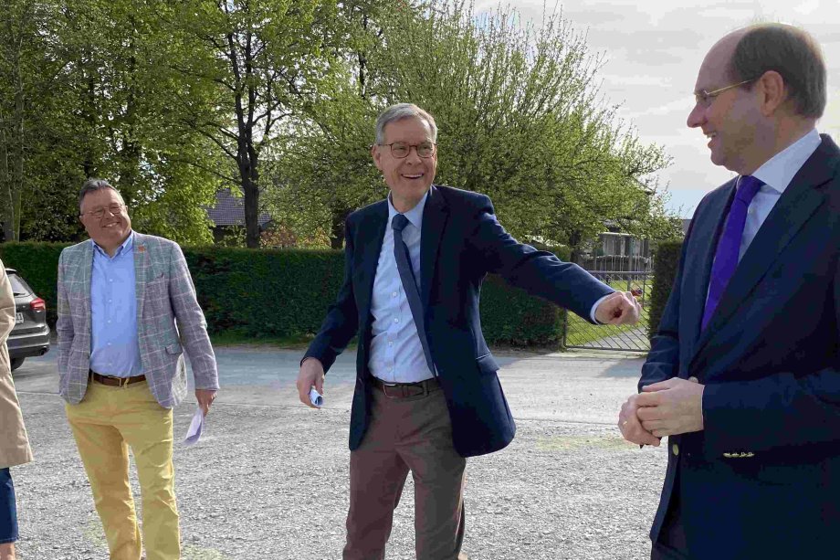 Radweg an der K 55: Bürgermeisterin Susanne Mittag (Langenberg), Christian Thegelkamp (Bürgermeister Wadersloh), Landrat Sven-Georg Adenauer (Kreis Gütersloh) und Landrat Dr. Olaf Gericke (Kreis Warendorf).