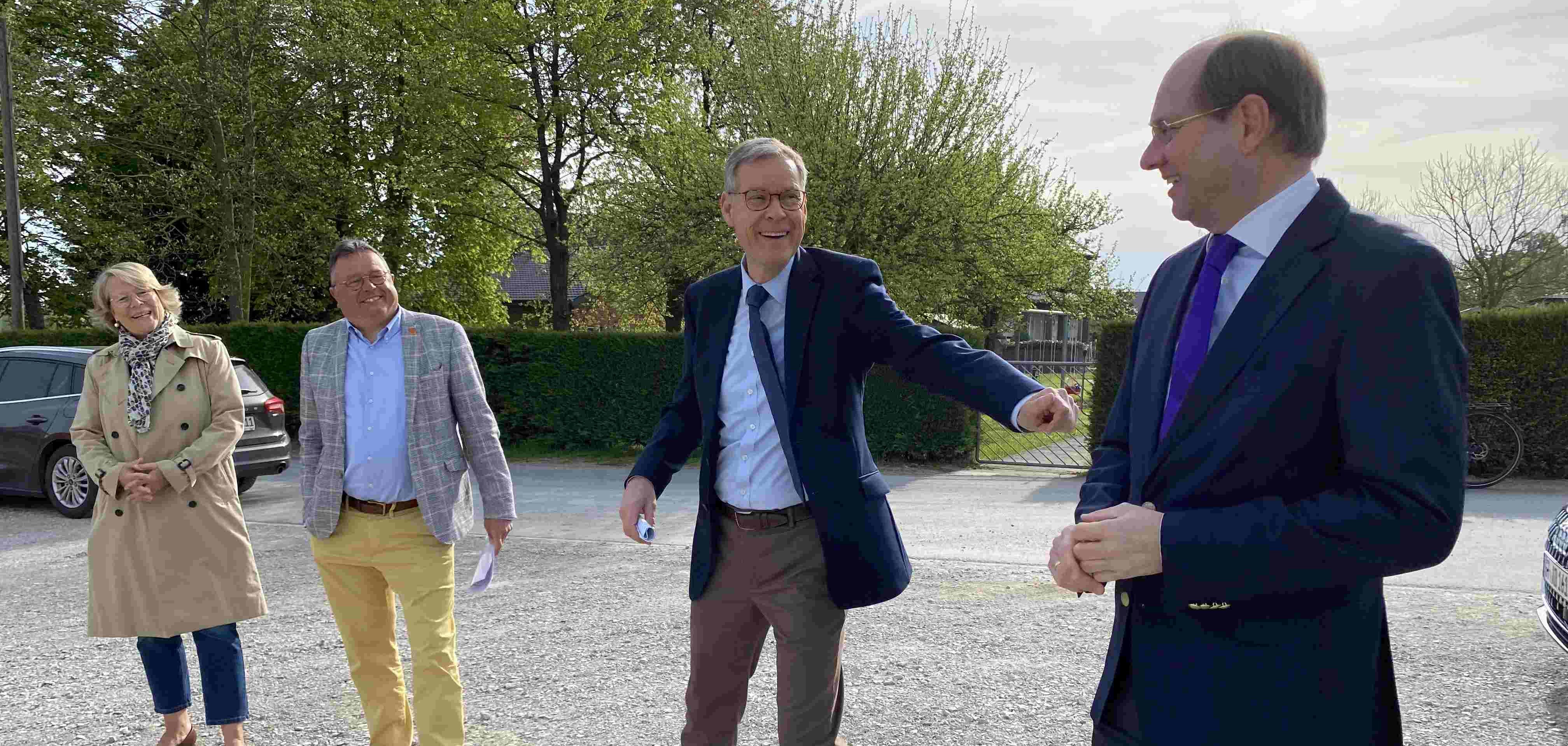 Radweg an der K 55 Radweg an der K 55: Bürgermeisterin Susanne Mittag (Langenberg), Christian Thegelkamp (Bürgermeister Wadersloh), Landrat Sven-Georg Adenauer (Kreis Gütersloh) und Landrat Dr. Olaf Gericke (Kreis Warendorf).