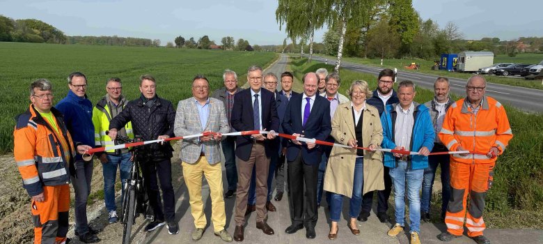 Freigabe Radweg K 55: Freigabe des rund fünf Kilometer langen Radwegs entlang der K 55 und K 56 in Höhe der Firma Lignatus: Die Schere nahmen in die Hand (in der Mitte von links): Christian Thegelkamp (Bürgermeister Wadersloh), Landrat Sven-Georg Adenauer (Kreis Gütersloh), Landrat Dr. Olaf Gericke (Kreis Warendorf), Bürgermeisterin Susanne Mittag (Langenberg) sowie das CDU-Kreistagsmitglied Jürgen Adolf aus Langenberg.