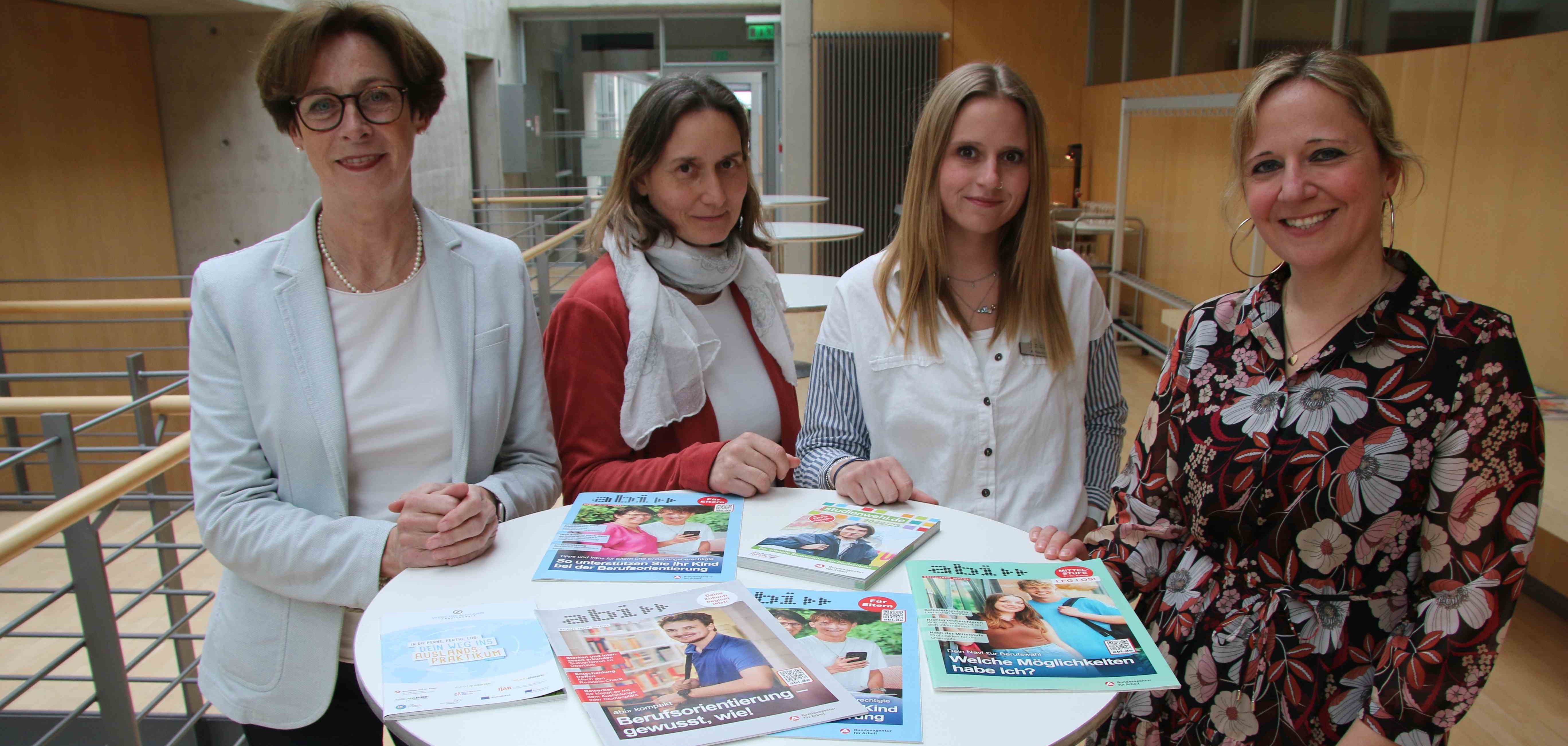 Gabriele Mierisch (Agentur für Arbeit), Claudia Fuchs, Alina Kosmella (beide Kreis Gütersloh) und Andrea Braunsdorf (Agentur für Arbeit) hatten zum Infoabend ‚Abitur und was nun?‘ ins Kreishaus eingeladen. 