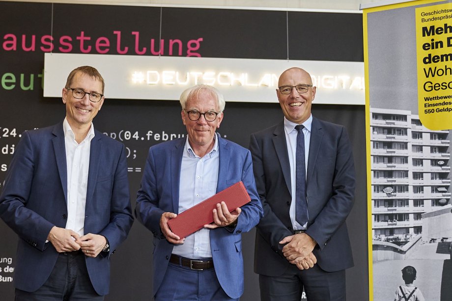 Abschied auf der Landespreisverleihung in Bonn: Dr. Rolf Westheider (Mitte) mit Dr. Thomas Paulsen aus dem Vorstand der Körber-Stiftung (l.) und dem Hausherrn Prof. Dr. Harald Biermann (Haus der Geschichte der Bundesrepublik). Foto: Körber-Stiftung / Claudia Höhne 