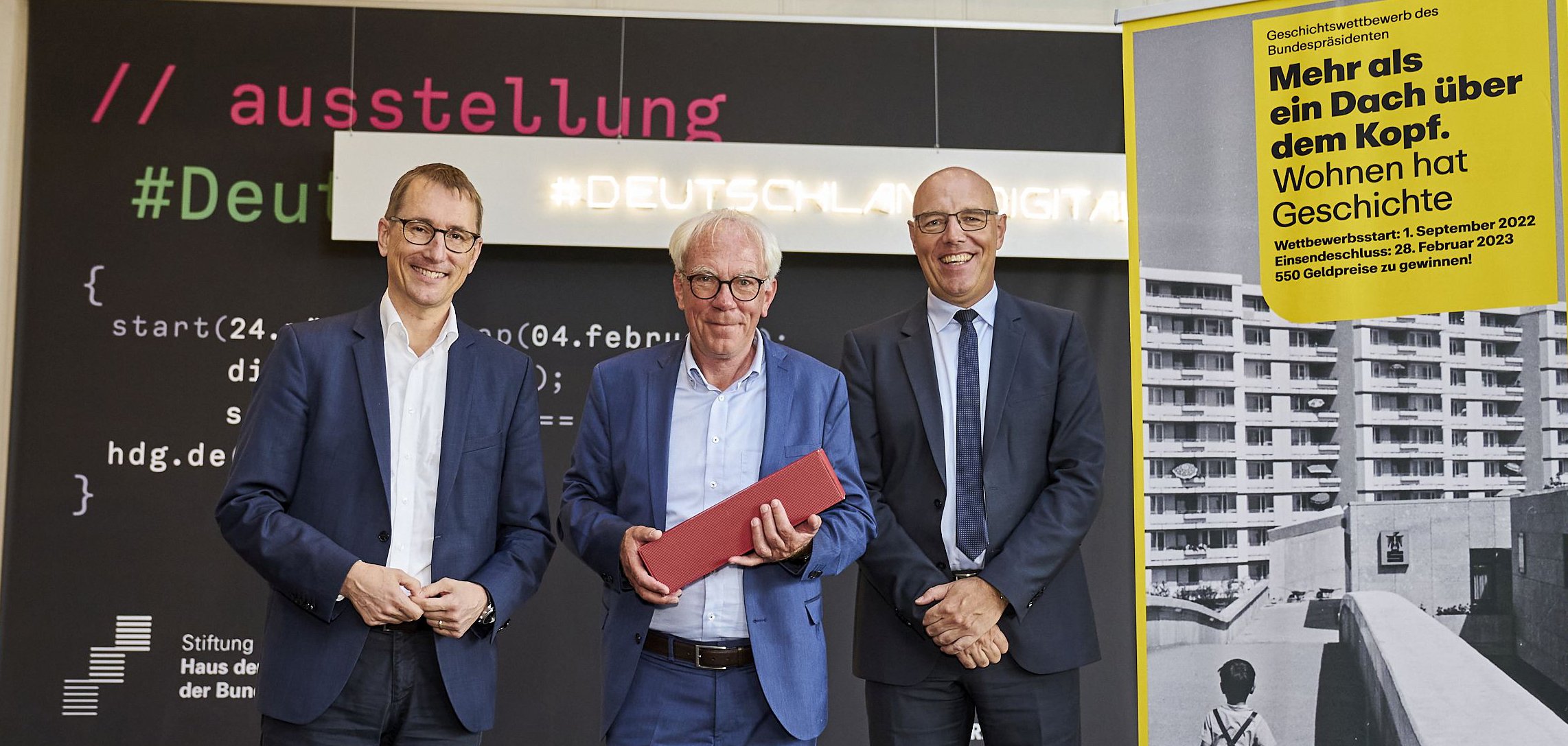Verabschiedung Dr. Westheiders aus der Jury des Geschichtswettbewerbs Abschied auf der Landespreisverleihung in Bonn: Dr. Rolf Westheider (Mitte) mit Dr. Thomas Paulsen aus dem Vorstand der Körber-Stiftung (l.) und dem Hausherrn Prof. Dr. Harald Biermann (Haus der Geschichte der Bundesrepublik). Foto: Körber-Stiftung / Claudia Höhne