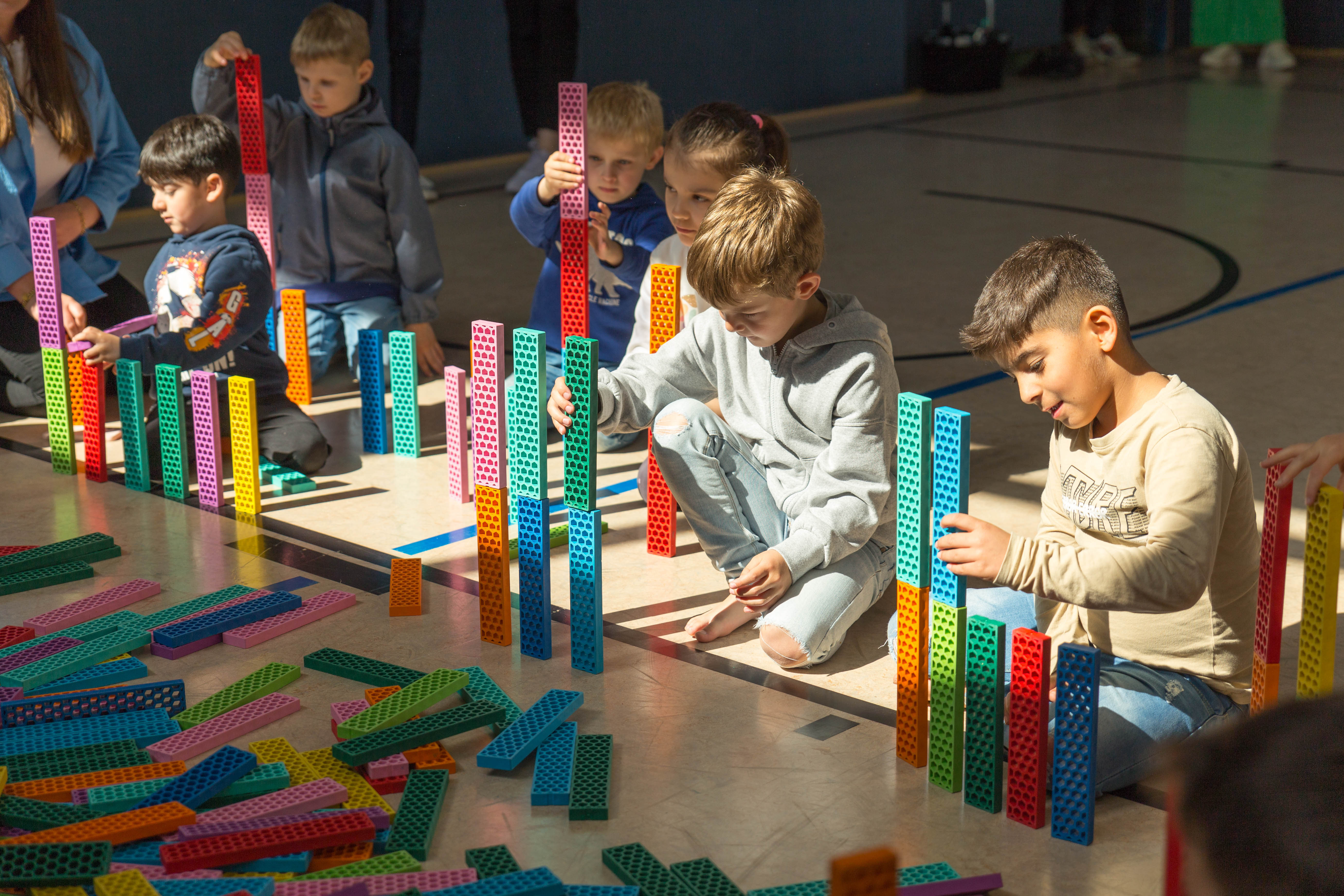 Kinder spielen mit Bauklötzen.