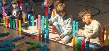 Kinder spielen mit Bauklötzen.
