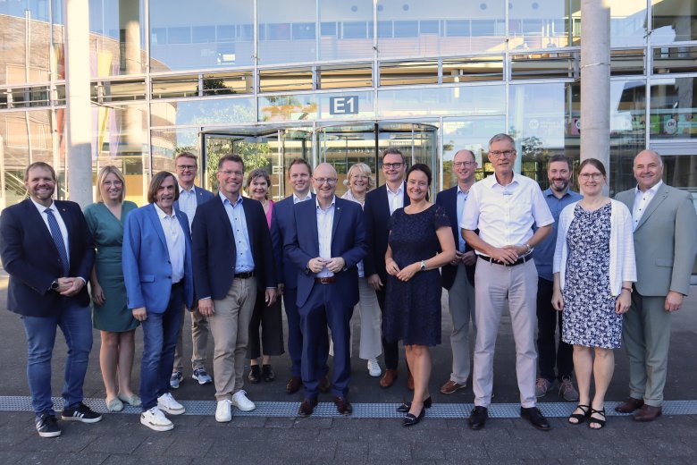 Die Teilnehmenden der Bürgermeisterkonferenz vor dem Kreishaus Gütersloh