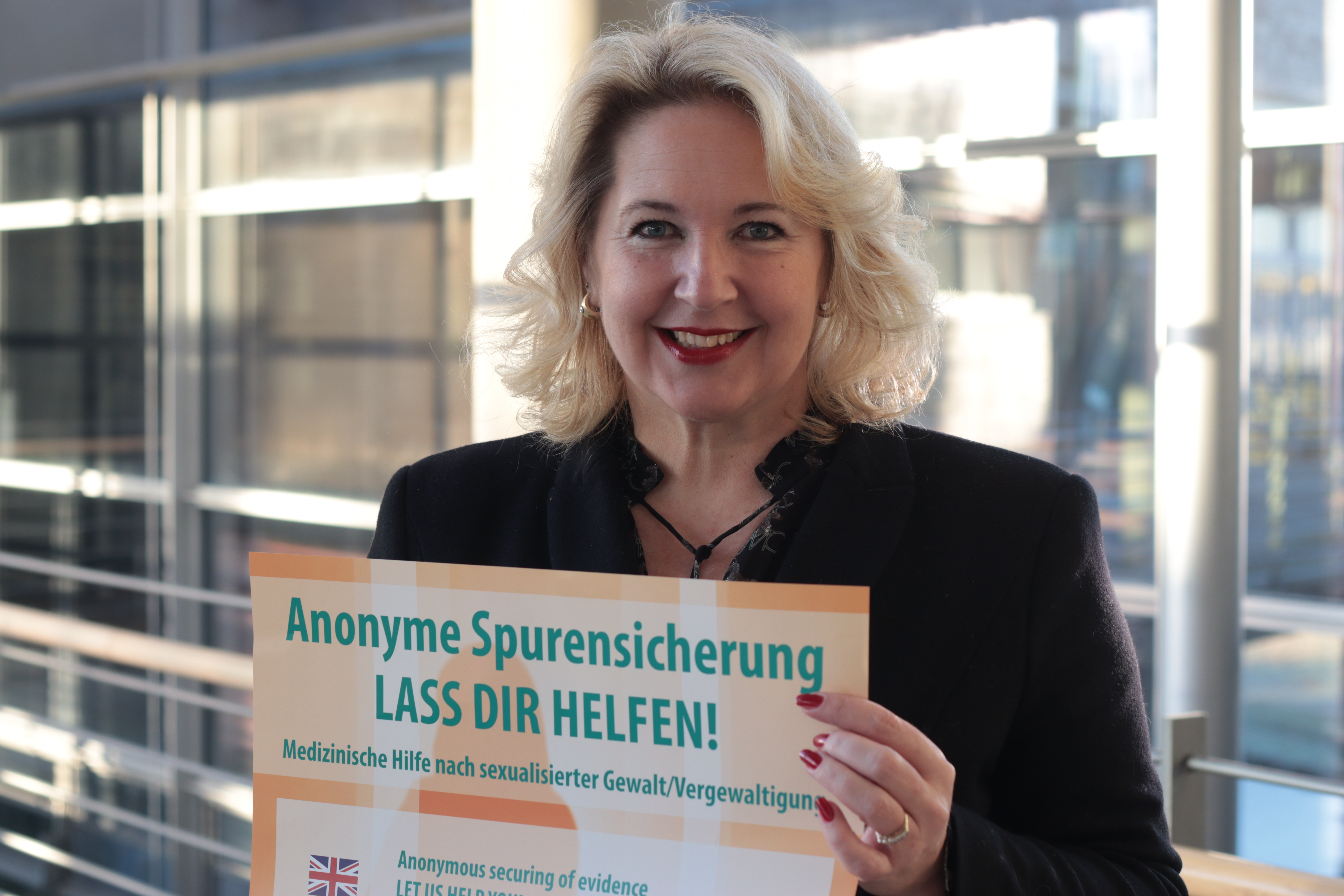 Die Gleichstellungsbeauftragte Yvonne Hantke mit dem Poster zur Anonymen Spurensicherung