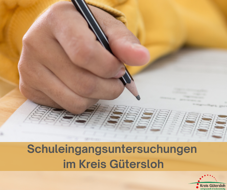 Kind hält einen Stift in der Hand und hat einen Zettel vor sich liegen