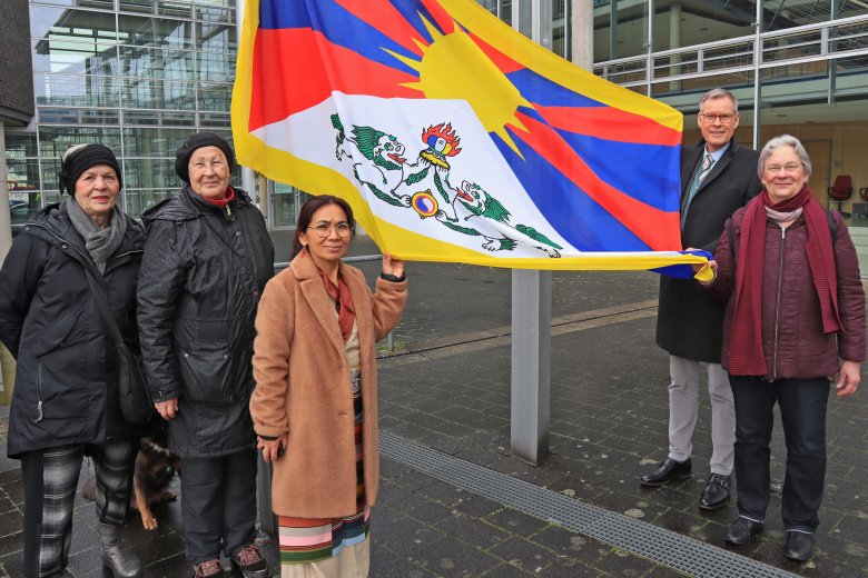 Tibet-Flagge mit Adenauer und Tibet-Initiative