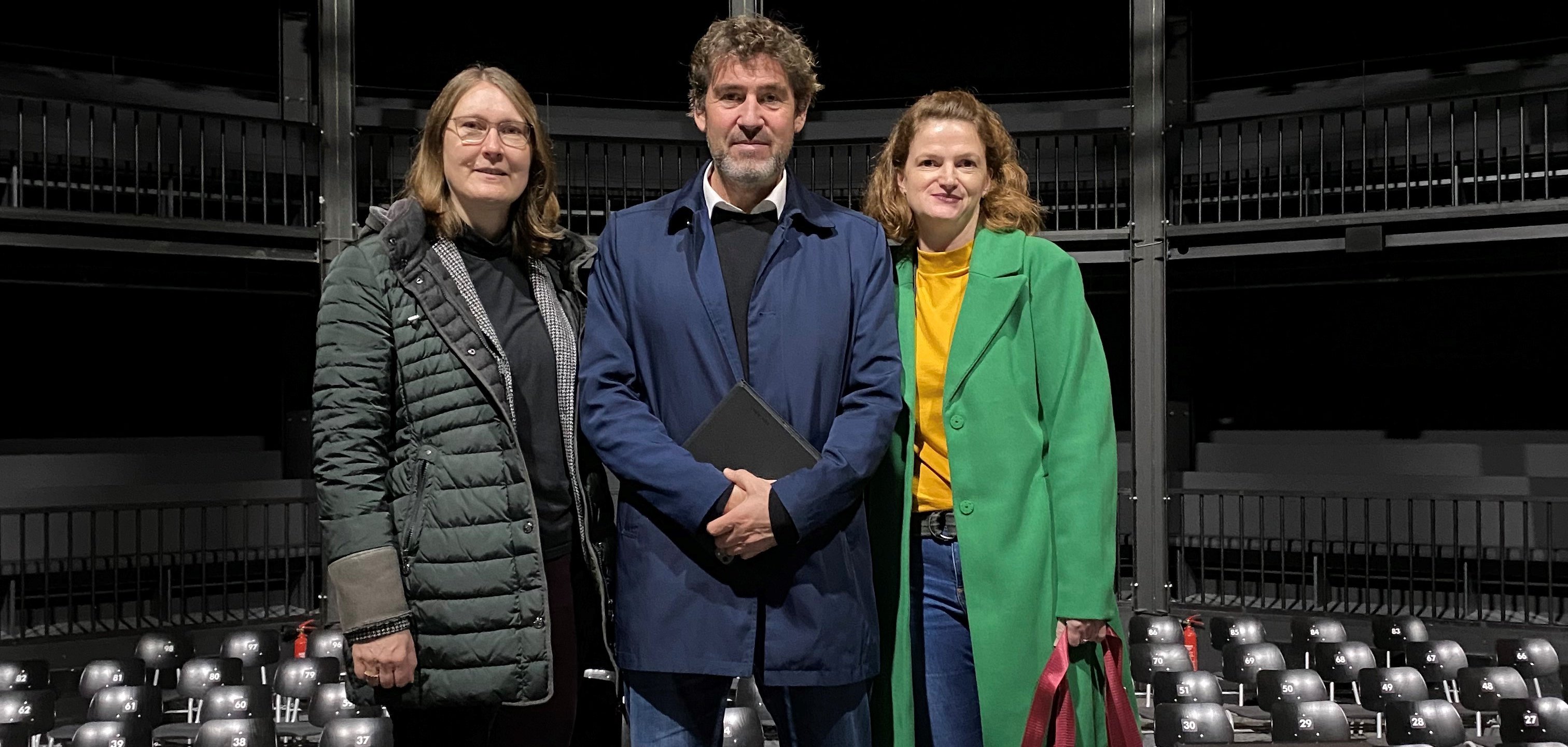 Susanne Koch, Stephan Szász und Sandra Mathews in der Cultura. Auf der Suche nach neuen möglichen Spielorten für das Literatur- und Musikfestival Wege durch das Land (v.l.): Kreisdirektorin Susanne Koch Stephan Szász, künstlerische Leiter von Wege durch das Land, und Sandra Mathews, Geschäftsführerin von Wege durch das Land, in der Cultura in Rietberg.