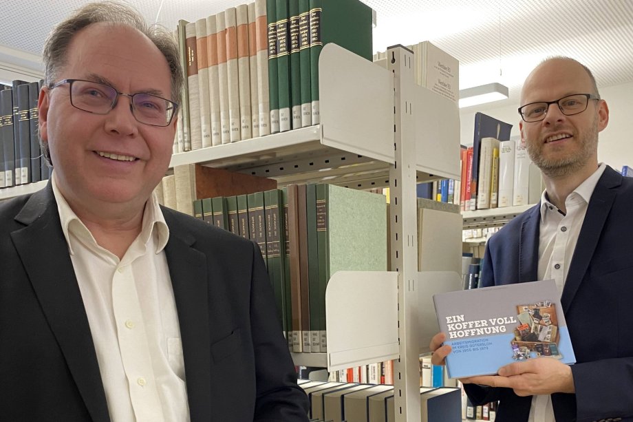 Autor Norbert Ellermann (l.) und Kreisarchivar Ralf Othengrafen mit der neu erschienenen Broschüre des Kreisarchivs. 