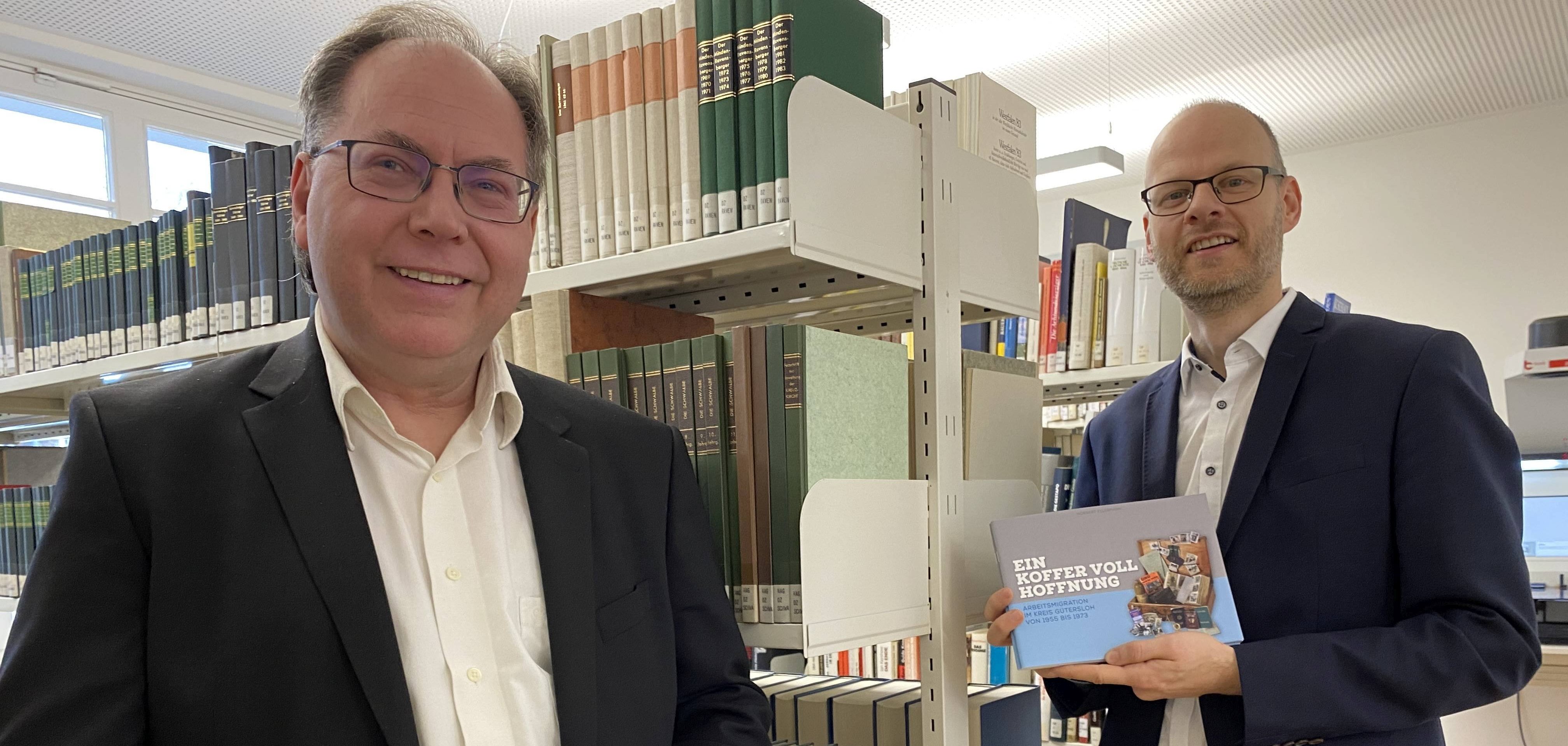 Autor Norbert Ellermann (l.) und Kreisarchivar Ralf Othengrafen mit der neu erschienenen Broschüre des Kreisarchivs. Autor Norbert Ellermann (l.) und Kreisarchivar Ralf Othengrafen mit der neu erschienenen Broschüre des Kreisarchivs.