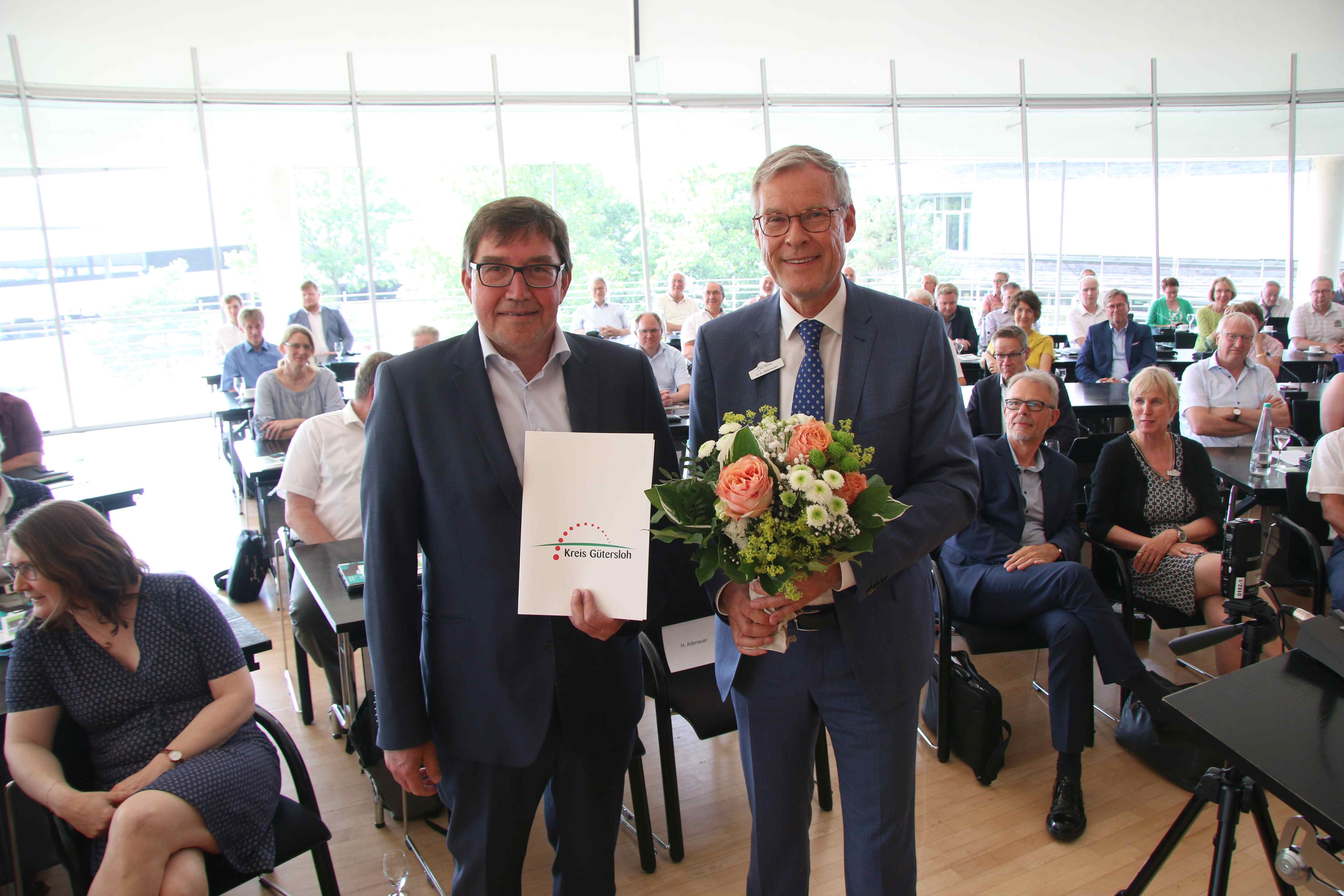 Ingo Kleinebekel (l.) wurde von Landrat Sven-Georg Adenauer in der Kreistagssitzung in den Ruhestand verabschiedet. 