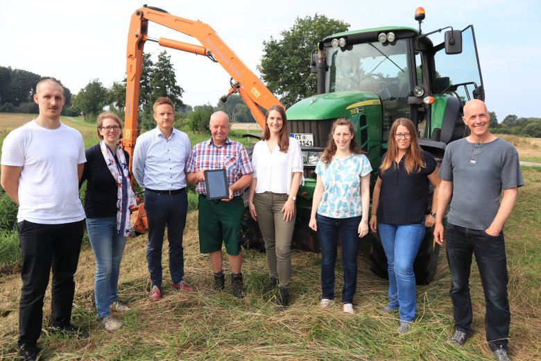 Haben den Prozess zur mobilen Erfassung der Gewässerunterhaltung begleitet: (v.l.) Timo Kruse (Abteilung Tiefbau), Meike Aulich (Sachgebietslei-tung Kultur- und Wasserbau, Abteilung Tiefbau), Henrik Egeler (Leiter Abteilung Tiefbau), Bauhof-Mitarbeiter Klaus Horstkötter, Isabelle Goldstein (Abteilung Tiefbau), Denise Greiwe und Lena Stepien (beide Sachgebiet Geodatenservice) sowie Stefan Giese (Sachgebietsleiter Geodatenservice, Abteilung Geoinformation, Kataster und Vermessung). 