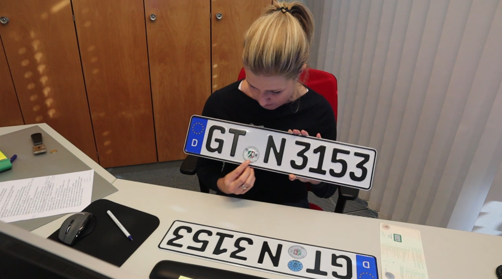 Lisa Kurka, Zulassungsstelle Kreis Gütersloh, erklärt in einem Video wie die Online-Abmeldung funktioniert. Foto: Screenshot Kreis Gütersloh