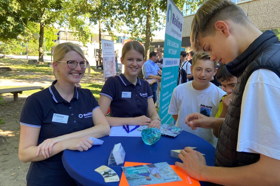 Bild bei einem Stand der Schulhofaktion mit drei Schülern