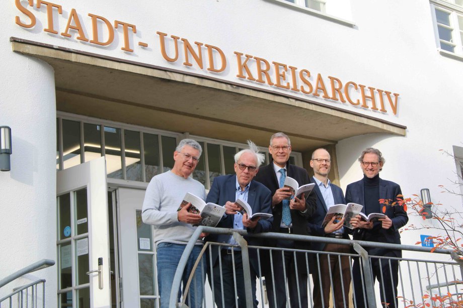 Präsentierten das heimatjahrbuch 2024 im Stadt- und Kreisarchiv Gütersloh (v.l.): Die Redaktionsmitglieder Klaus-Peter Schillig und Dr. Rolf Westheider, Landrat Sven-Georg Adenauer, Chefredakteur und Kreisarchivar Ralf Othengrafen sowie Friedrich Flöttmann (Flöttmann-Verlag).