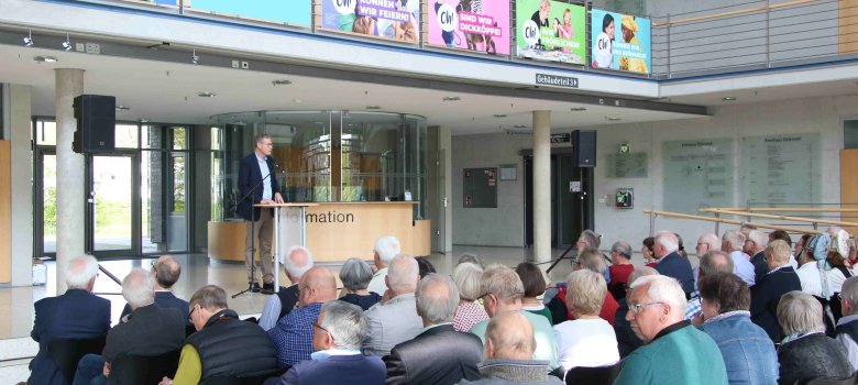 Landrat Sven-Georg Adenauer begrüßte rund 80 Gäste zum Kreisheimattag im Foyer des Kreishauses Gütersloh. 