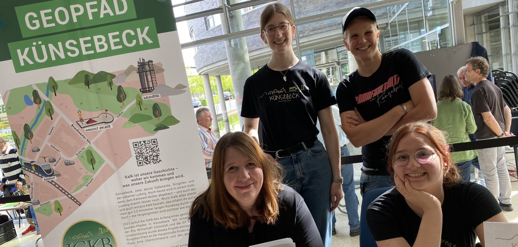 IG Künsebeck Auch wer Heimat nicht im Namen trägt, kann dennoch – in diesem Fall sehr erfolgreiche – Heimatarbeit machen: Kerstin Panhorst, Saskia Burstedt, Friederike Hegemann und Liv Girod präsentierten im Kreishaus-Foyer die Interessengemeinschaft Künsebecker Bürger.