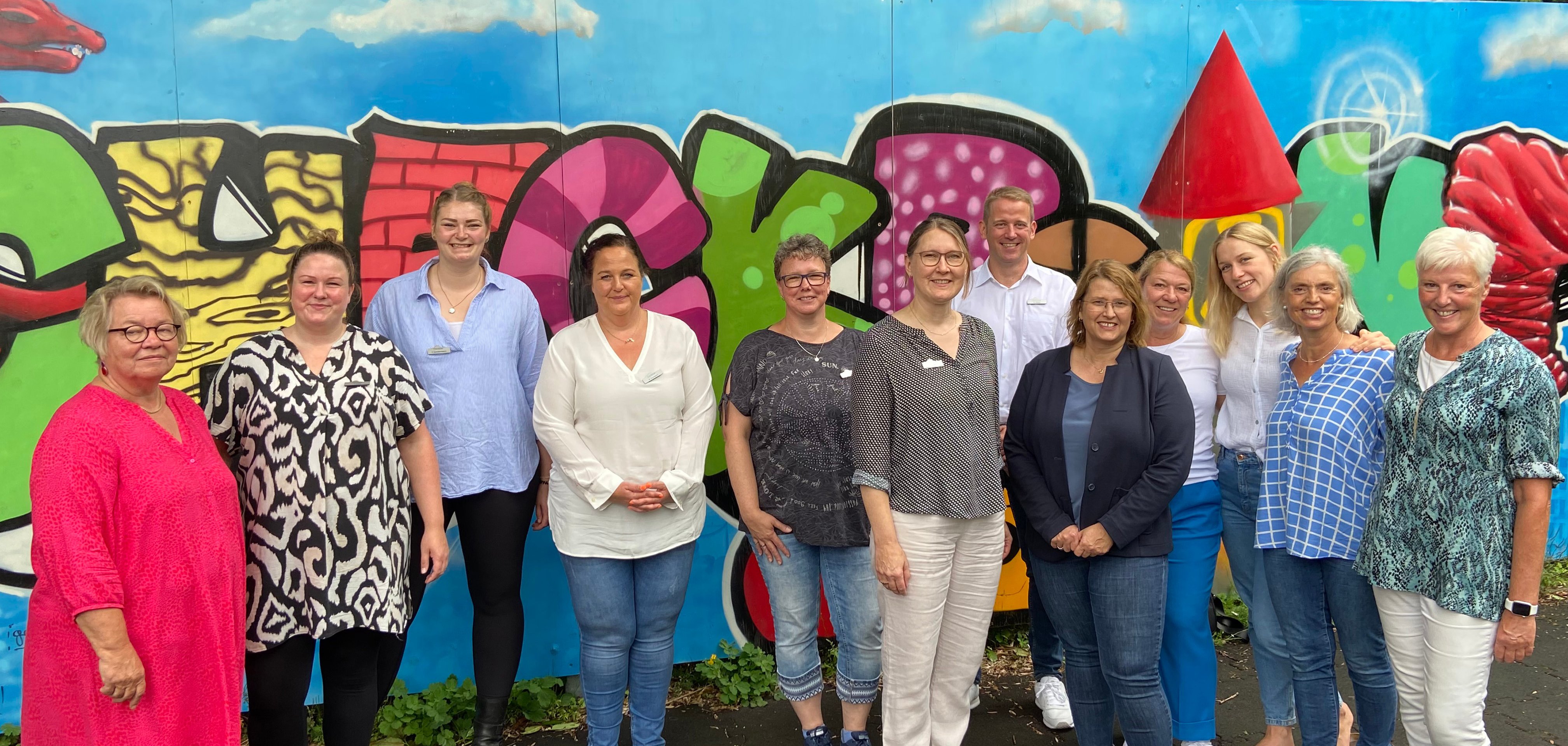 Kreisdirektorin Susanne Koch und die Leiterin der Abteilung Jugend, Ilona Overath steht zusammen mit dem Team des Pflegekinderdienstes und der Adop-tionsvermittlungsstelle. Kreisdirektorin Susanne Koch und die Leiterin der Abteilung Jugend, Ilona Overath steht zusammen mit dem Team des Pflegekinderdienstes und der Adop-tionsvermittlungsstelle.