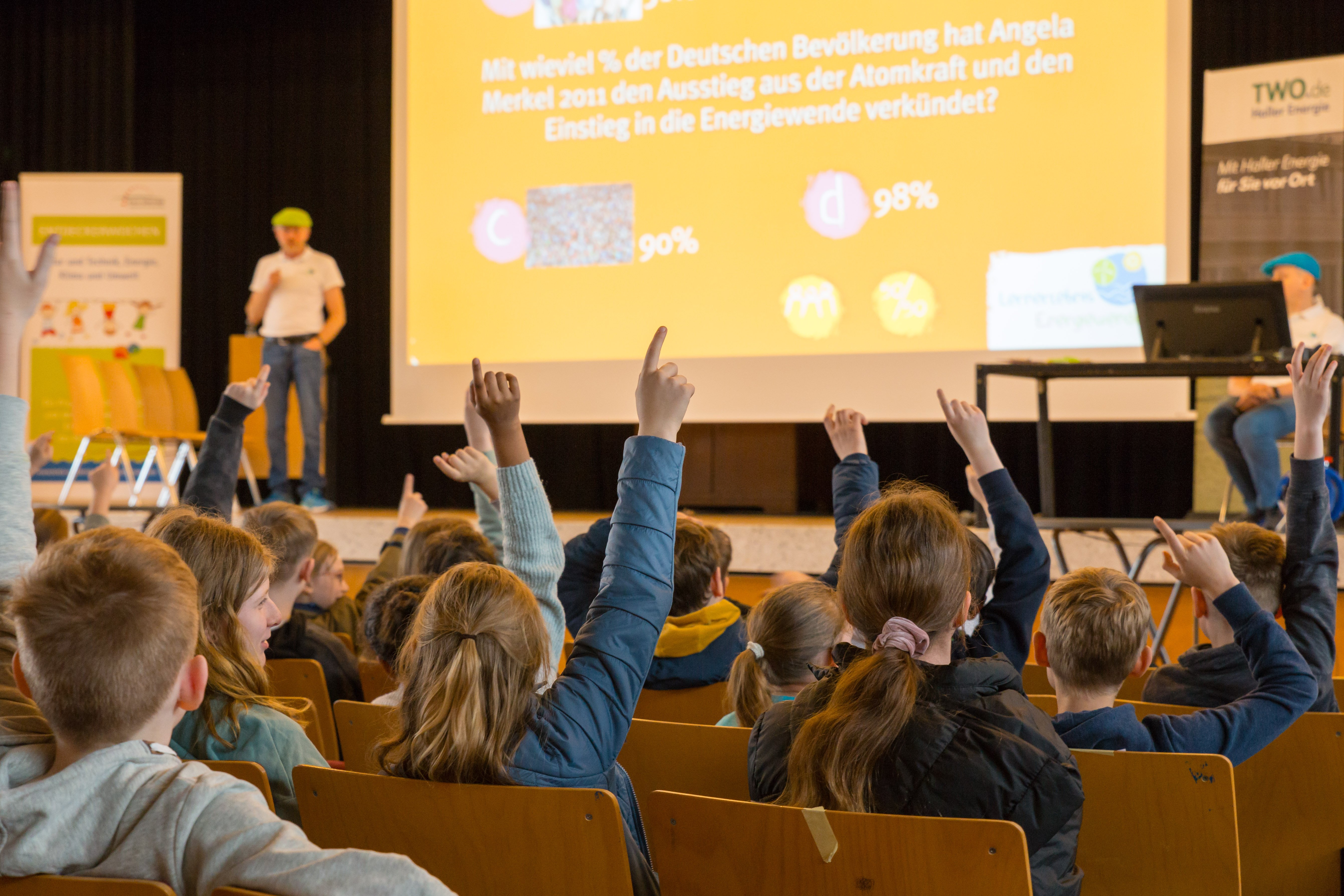 Die Schülerinnen und Schüler beantworten die Fragen von Moderator Friedhelm Susok. 