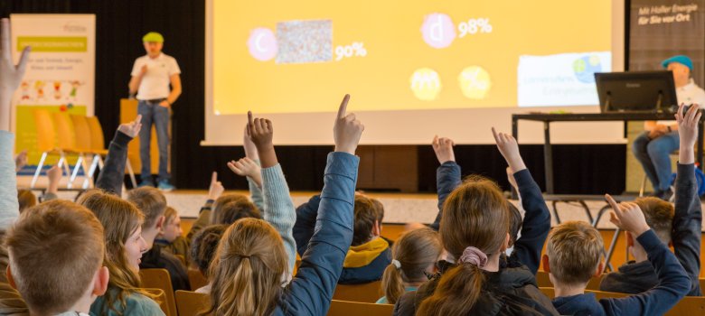 Die Schülerinnen und Schüler beantworten die Fragen von Moderator Friedhelm Susok. 