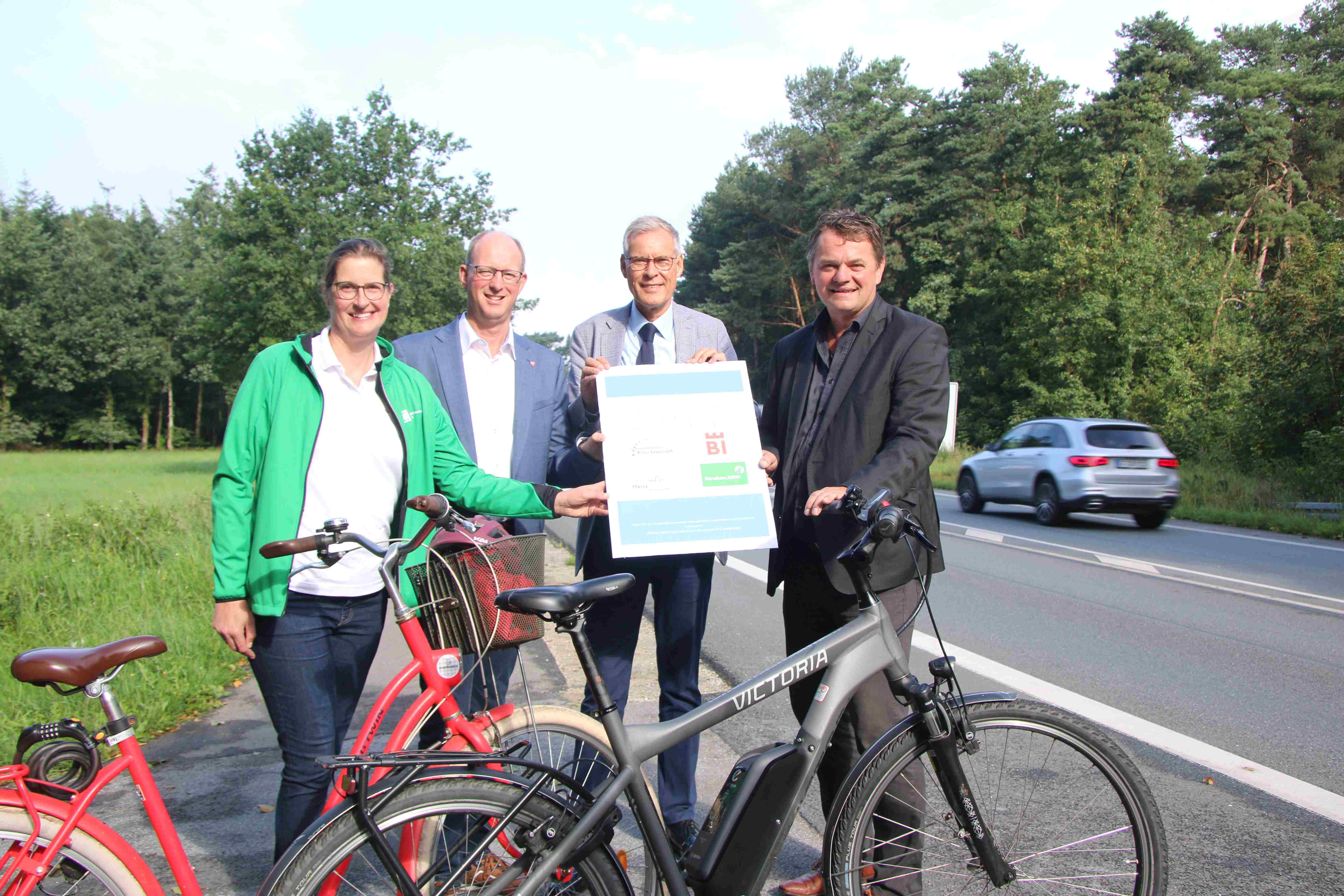 Vorstellung der Pläne zur Veloroute auf der ehemaligen B 68 (v.l.): Manuela Rose, Thomas tappe, Sven-Georg Adenauer und Martin Adamski. Vorstellung der Pläne zur Veloroute auf der ehemaligen B 68 (v.l.): Manuela Rose, Thomas tappe, Sven-Georg Adenauer und Martin Adamski.