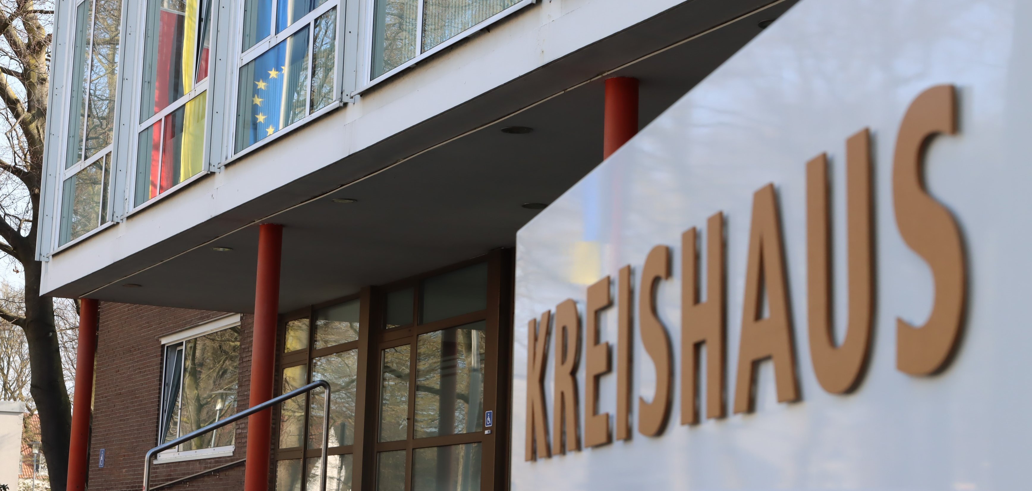 Eingangsbereich Kreishaus Wiedenbrück, der Bereich Schwerbehindertenangelegenheiten liegt im Erdgeschoss links.