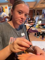 Bild von der Schülerin Nadia beim Nägel lackieren