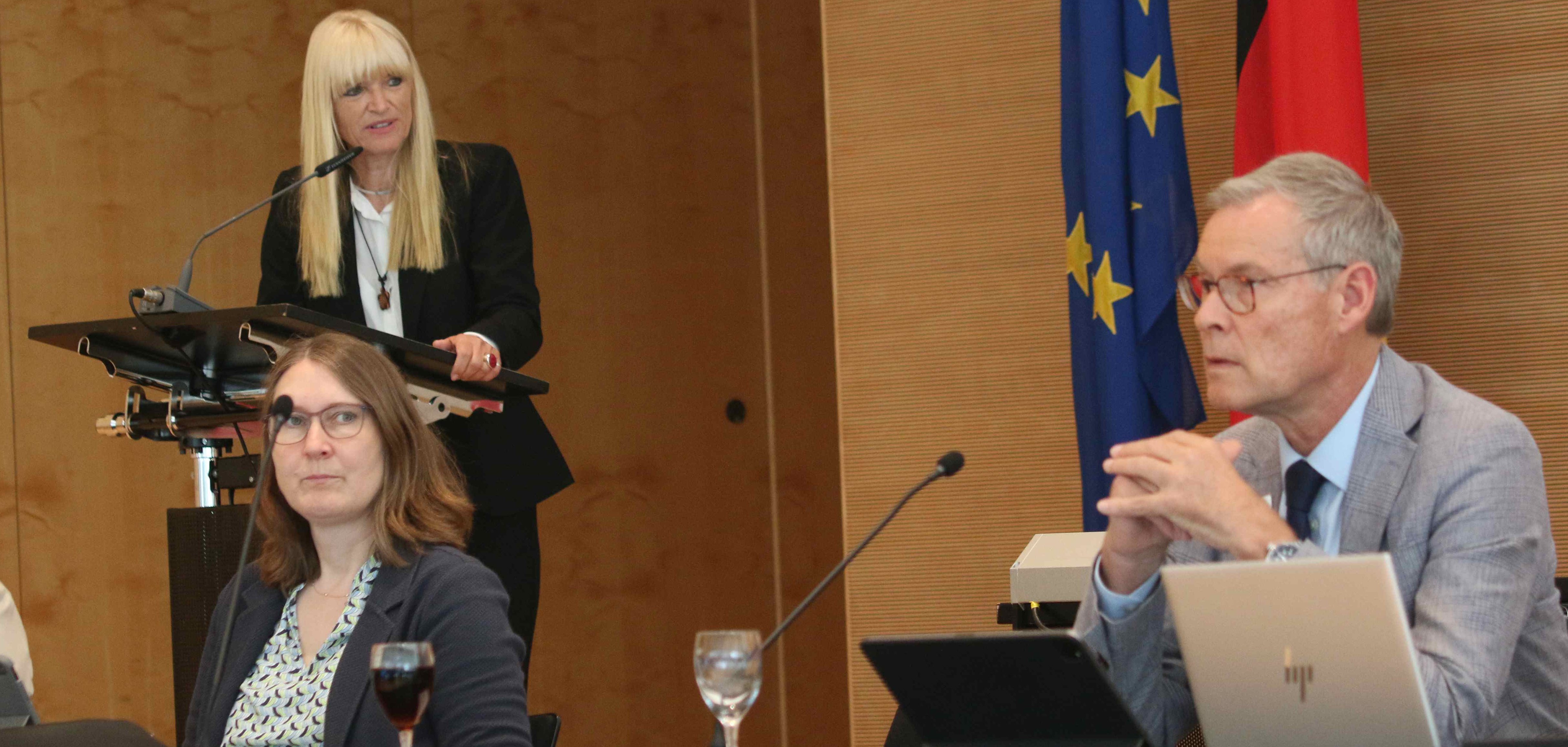 Dr. Rüschoff-Parzinger, LWL-Kulturdezernentin, stellte die aktuellen Planungsstand für die Gedenkstätte Stalag 326 von nationalem Rang im Kreisausschuss vor. Im Vordergrund Landrat Sven-Georg Adenauer und Kreisdirektorin Susanne Koch.