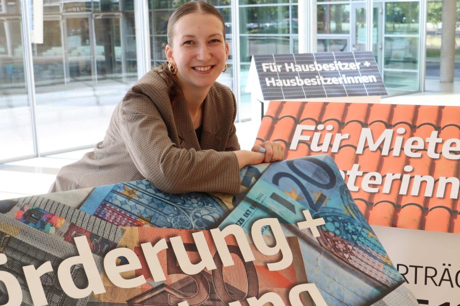 Studentin Helen Langer aus Rheda-Wiedenbrück wirbt während ihres Praxisabschnittes beim Kreis Gütersloh für den Besuch der digitalen Energie-Vorträge. Foto: Kreis Gütersloh