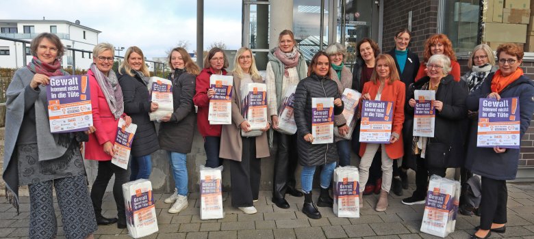 Die AG der kommunalen Gleichstellungsbeauftragten sowie der Soroptimist International Club Gütersloh haben die Brötchentüten, die sie in den Kommunen verteilen, am Kreishaus Gütersloh abgeholt. 