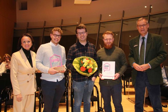 Heimtapreis Kreis Gütersloh, 1. Preis Verein für Jugend und Kultur, Veranstalter des Holter Meetings Den 1. Preis beim Heimatpreis auf Kreisebene erhielt aus den Händen von Landrat Sven-Georg Adenauer (r.) der Verein für Jugend und Kultur Schloß Holte-Stukenbrock, Veranstalter des Holter Meetings. Hier die Preisträger zusammen mit Elke-Maria Hardieck, der Jury-Vorsitzenden des Kreisheimatpreises, Den Preis nahmen entgegen Markus Schulz, Dominik Bücker und Nicolai Grote (v.l.). Foto: Kreis Gütersloh