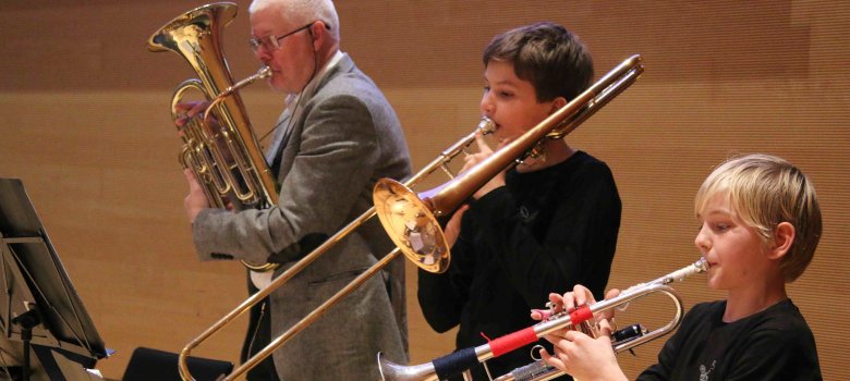 Ein Trio der Musikschule für den Kreis Gütersloh sorgte für die musikalische Begleitung bei der Preisverleihung im Sitzungssaal im Kreishaus Gütersloh (v.l.): Eckhard Vincke, Julius Neuhaus (Gütersloh) und Sönke Scheumann (Rheda-Wiedenbrück).     