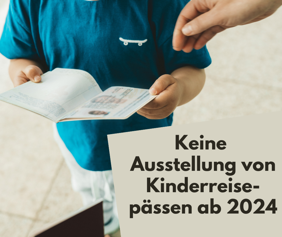Kind mit Pass in der Hand 