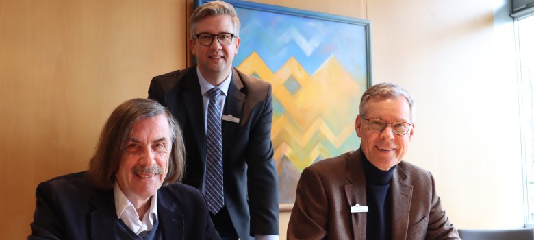 Bürgermeister Norbert Morkes, Carsten Tannhäuser und Landrat Sven-Georg Adenauer beim Unterschreiben