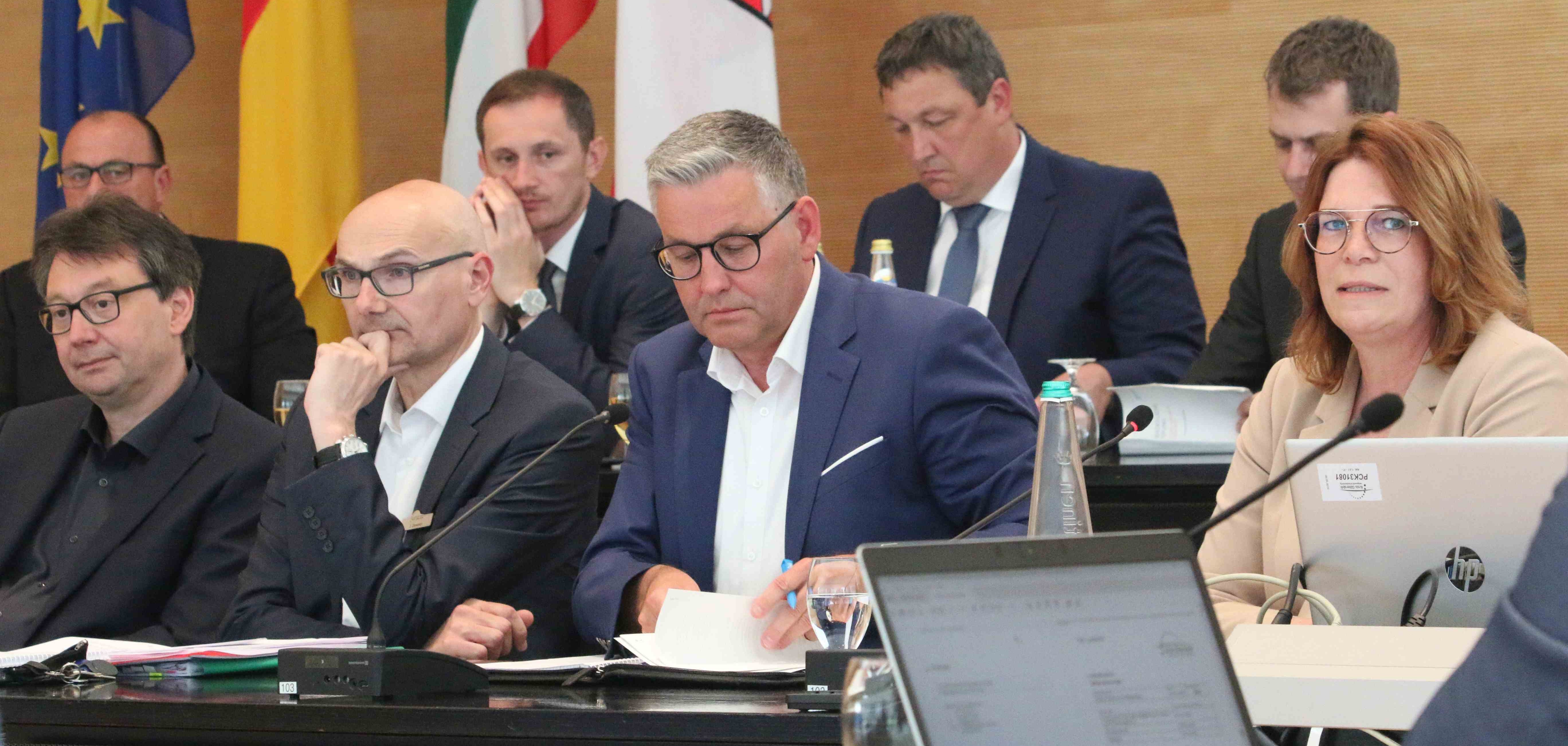 Vorstellung der Ergebnisse der Prüfung durch die GPA im Finanzausschuss Vorstellung der Ergebnisse der Prüfung durch die Gemeindeprüfanstalt NRW (GPA) Ende Mai im nicht-öffentlichen Teil der Sitzung des Ausschusses für Wirtschaft, Digitalisierung, Finanzen und Rechnungsprüfung (v.l.): Ausschussvorsitzender Marco Mantovanelli, Jürgen Dewner, Abteilungsleiter Finanzen, Manfred Wiethoff, Abteilungsleiter GPA, Ute Ledebur, Projektleiterin GPA, sowie in der zweiten Reihe (v.l.) Matthias Elsner, Kommunalaufsicht Bezirksregierung Detmold, Thomas Malek, Theo Grebe und Mathias Elbers (alle GPA-Prüfer).