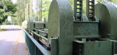 Mit dieser Anlage auf der Brücke Neumühlenstraße kann die Ems nach Be-darf gestaut werden, bis die Bauarbeiten talwärts beendet sind. (alle Bilder: Kreis Gütersloh) 