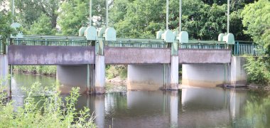 Blick auf das Stauwehr flussabwärts. Die oberen Stautafeln sind derzeit hochgezogen.