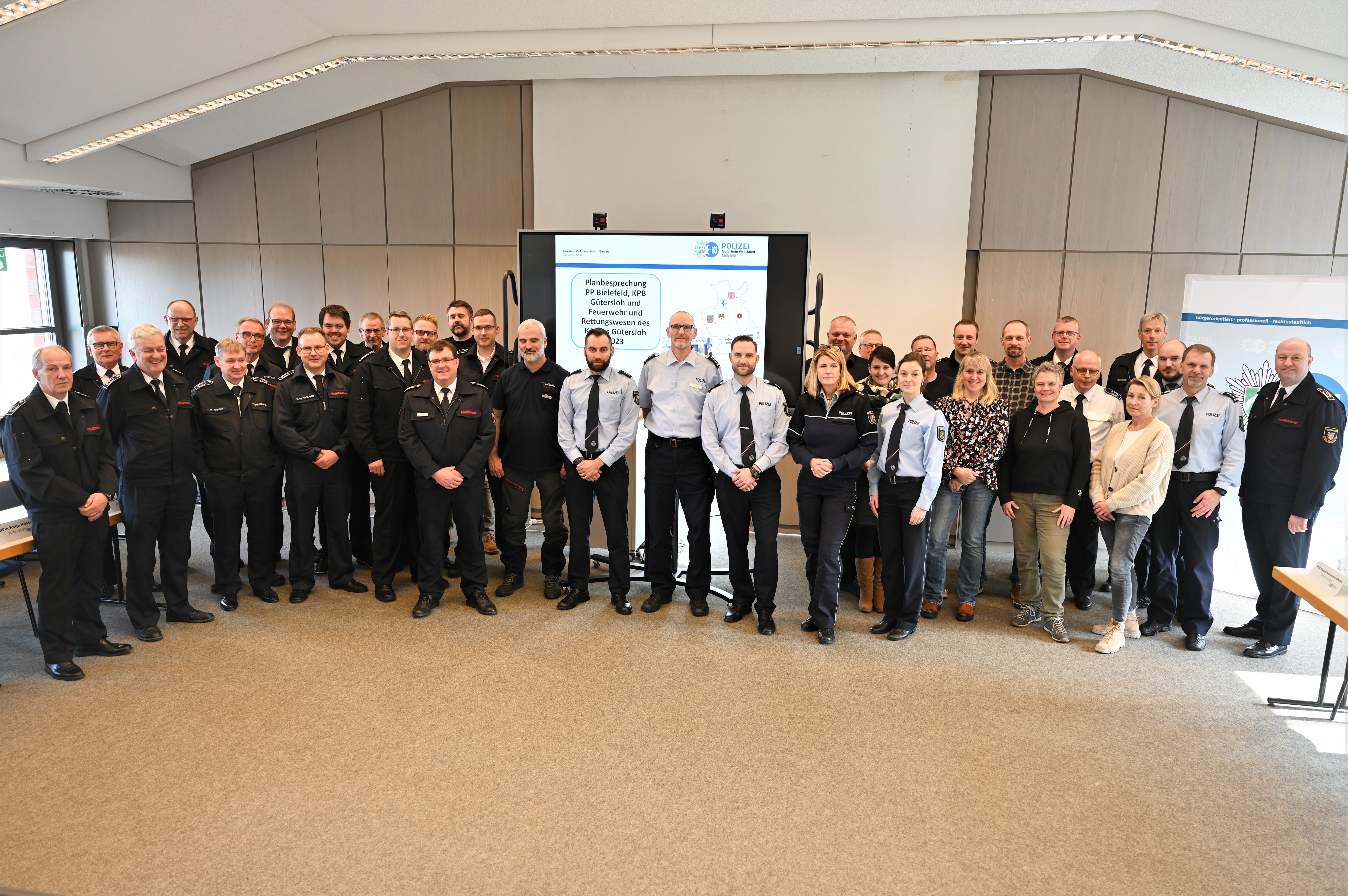 Die Anwesenden beim Austausch zwischen Polizei, Feuerwehr und Rettungsdienst im Polizeipräsidium Bielefeld